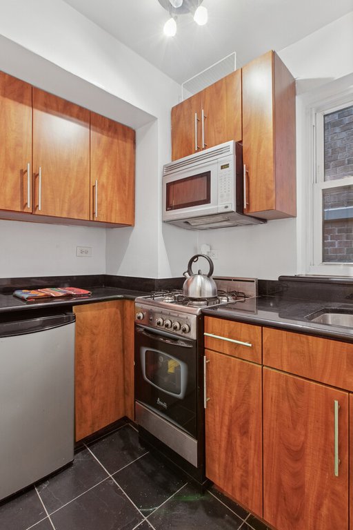 321 East 45th Street, Unit 11H photo 5