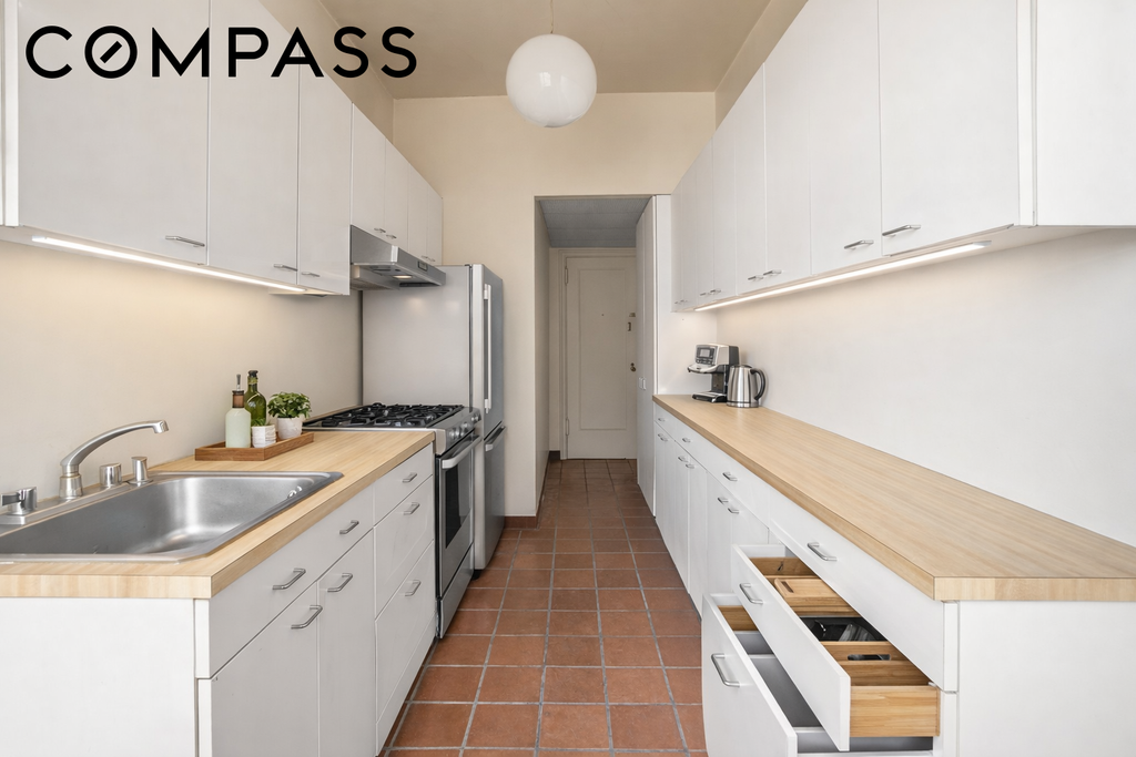 30 Sutton Place, Unit 12E photo 4