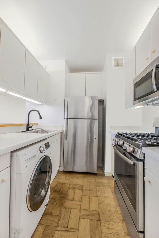 415 East 37th Street, Unit 23D photo 5