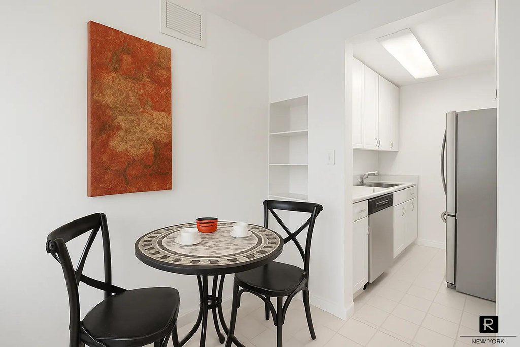 330 East 38th Street, Unit 12O photo 3