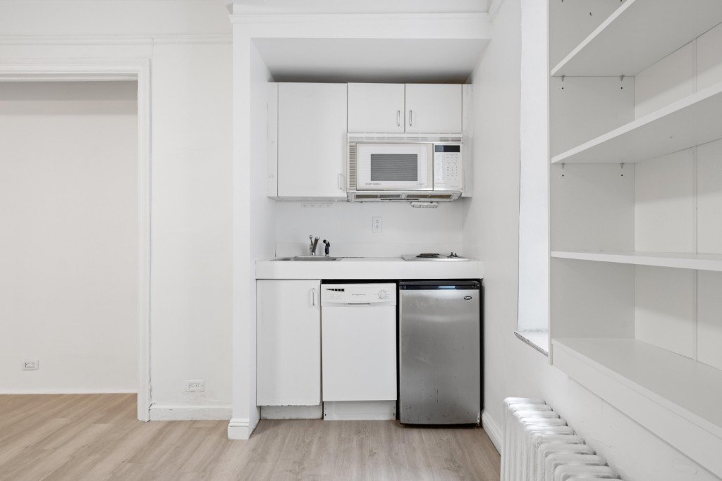 25 Tudor City Place, Unit 1810 photo 7