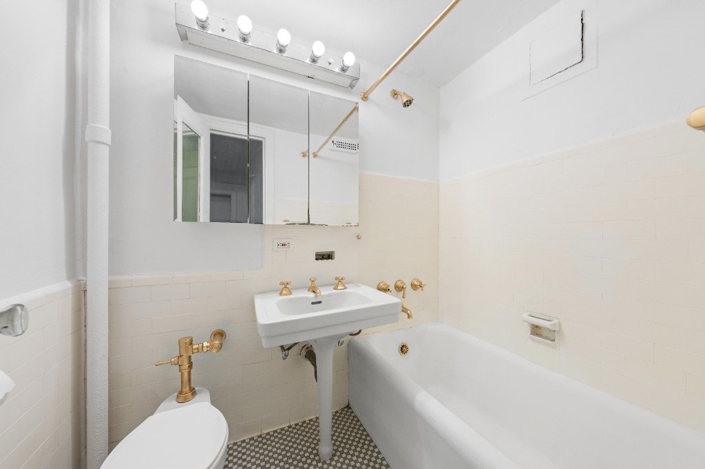 25 Tudor City Place, Unit 1810 photo 8