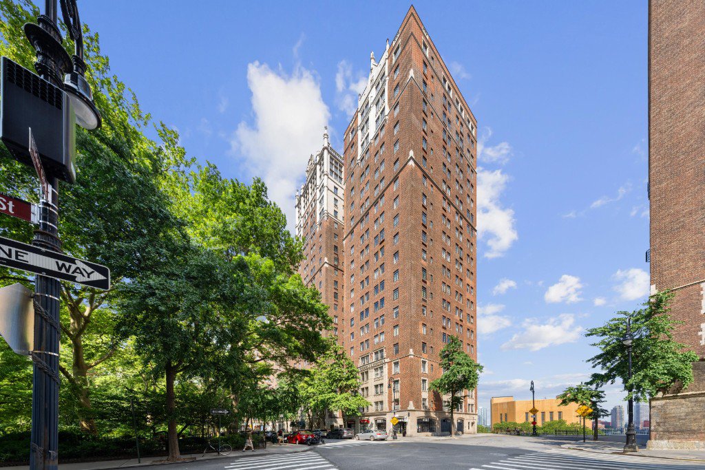 25 Tudor City Place, Unit 1810 photo 12