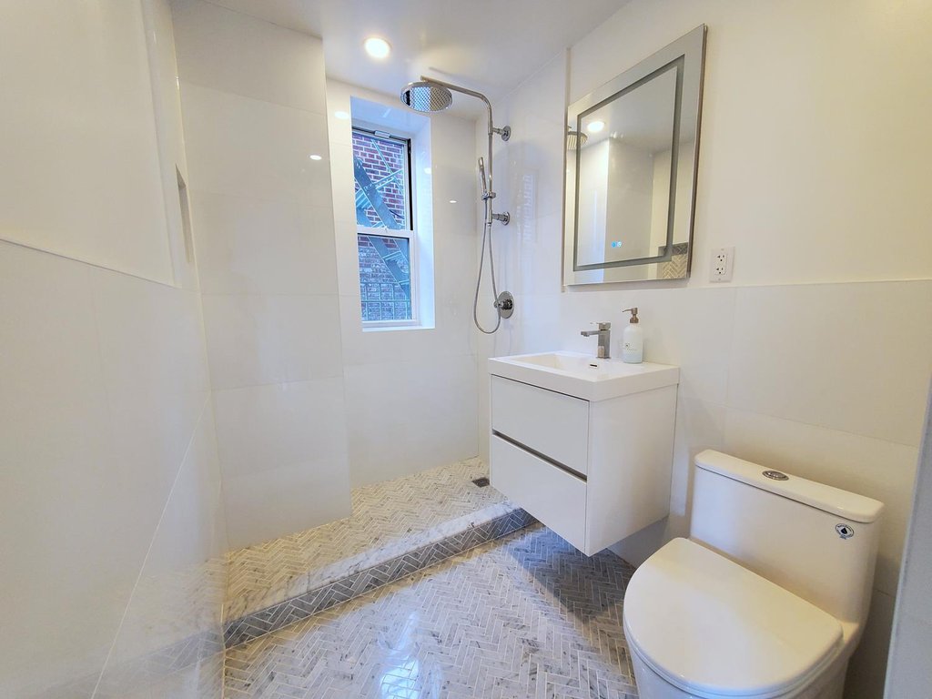 365 West 20th Street, Unit 6C photo 16