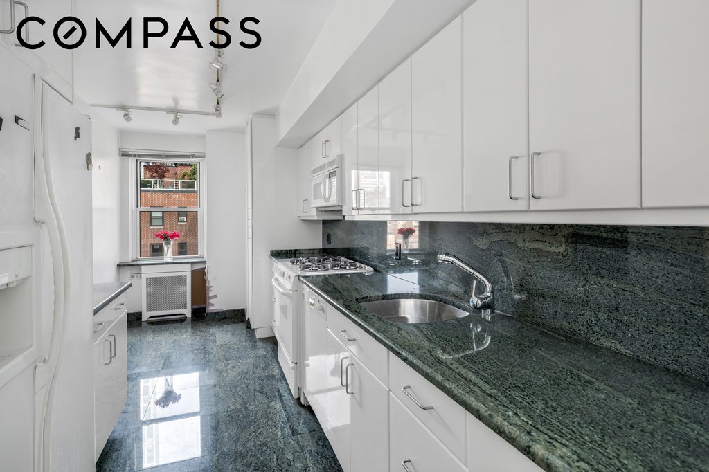 50 Sutton Place South, Unit 21L photo 3