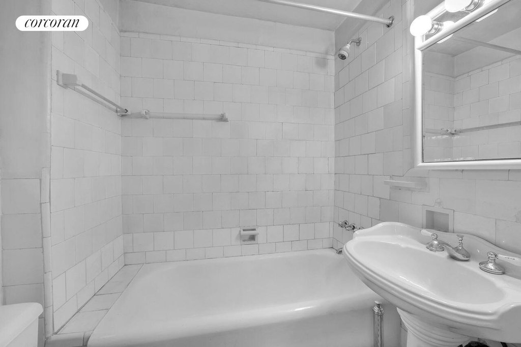 17 West 64th Street, Unit 2E photo 3