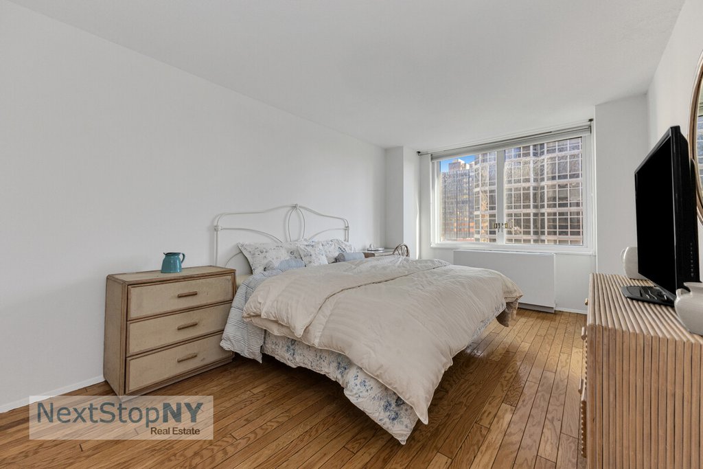 245 East 54th Street, Unit 17G photo 4