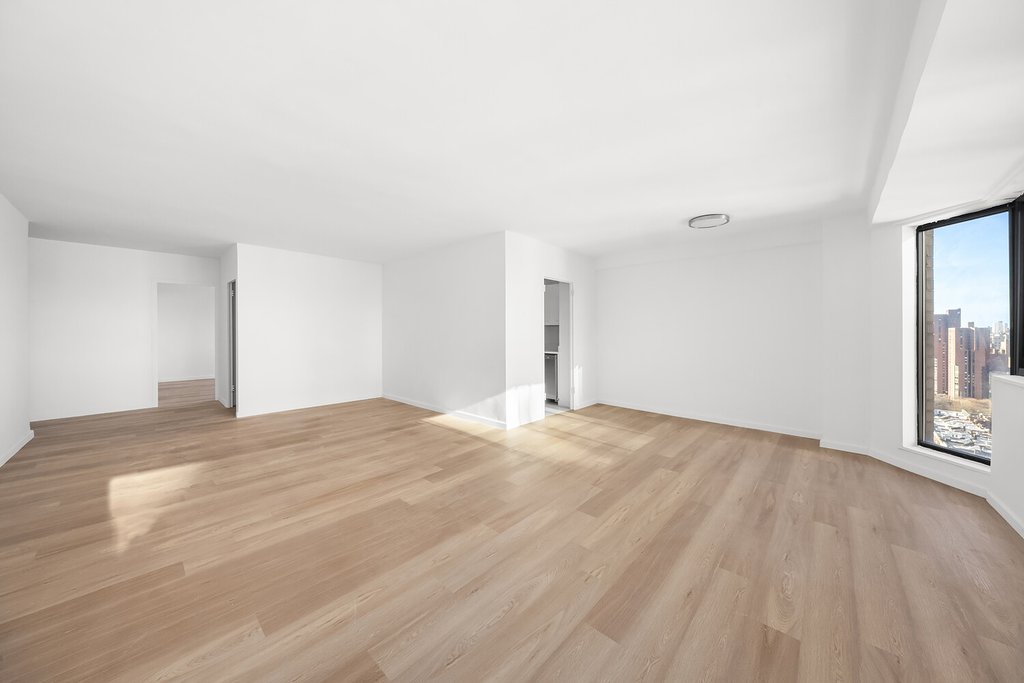 1725 York Avenue, Unit 31H photo 2