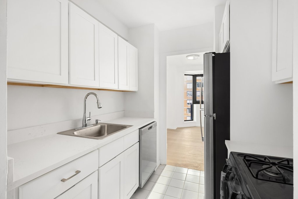 1725 York Avenue, Unit 31H photo 5