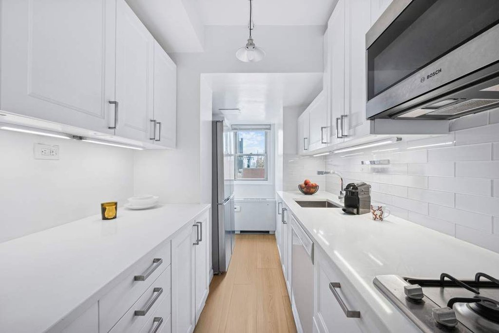 220 East 60th Street, Unit 14J photo 8
