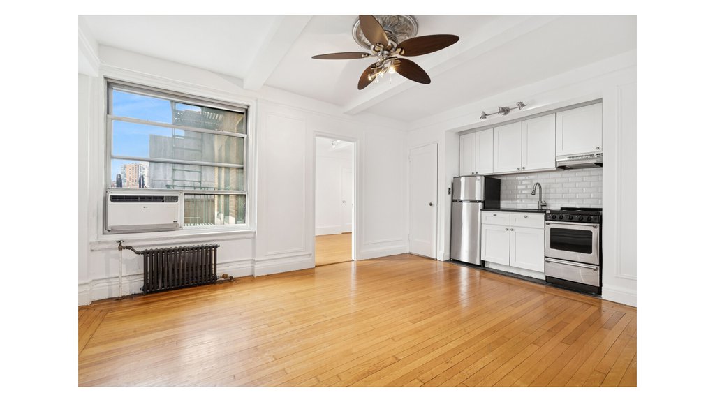325 West 45th Street, Unit 820 photo 3