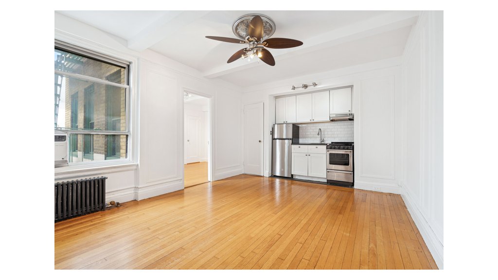 325 West 45th Street, Unit 820 photo 4