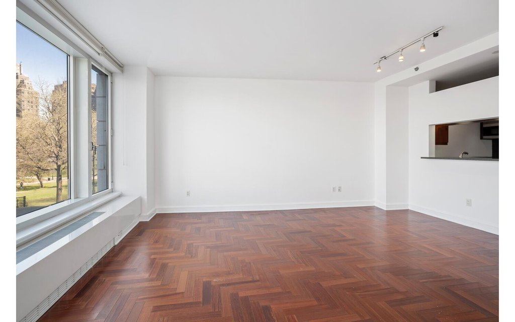 240 Riverside Boulevard, Unit 3C photo 2