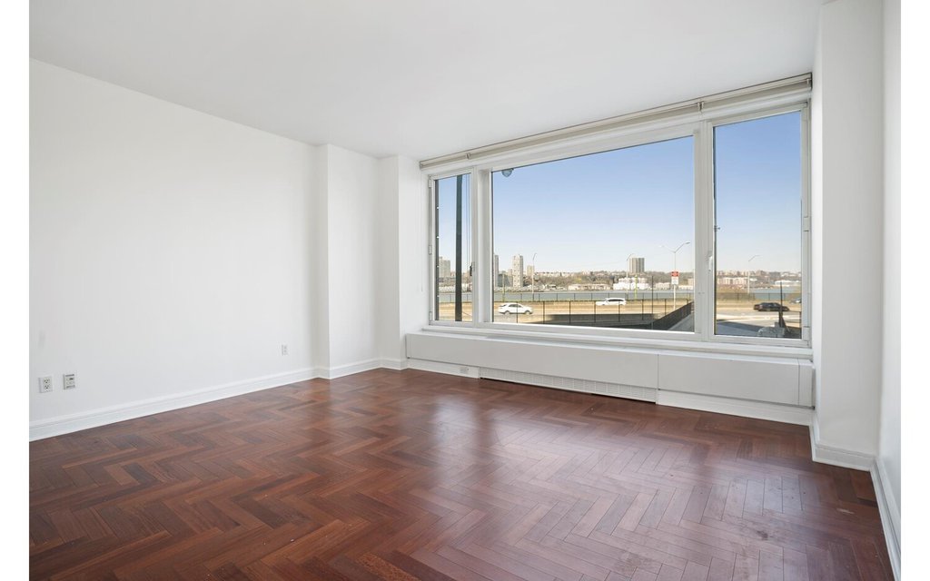 240 Riverside Boulevard, Unit 3C photo 3