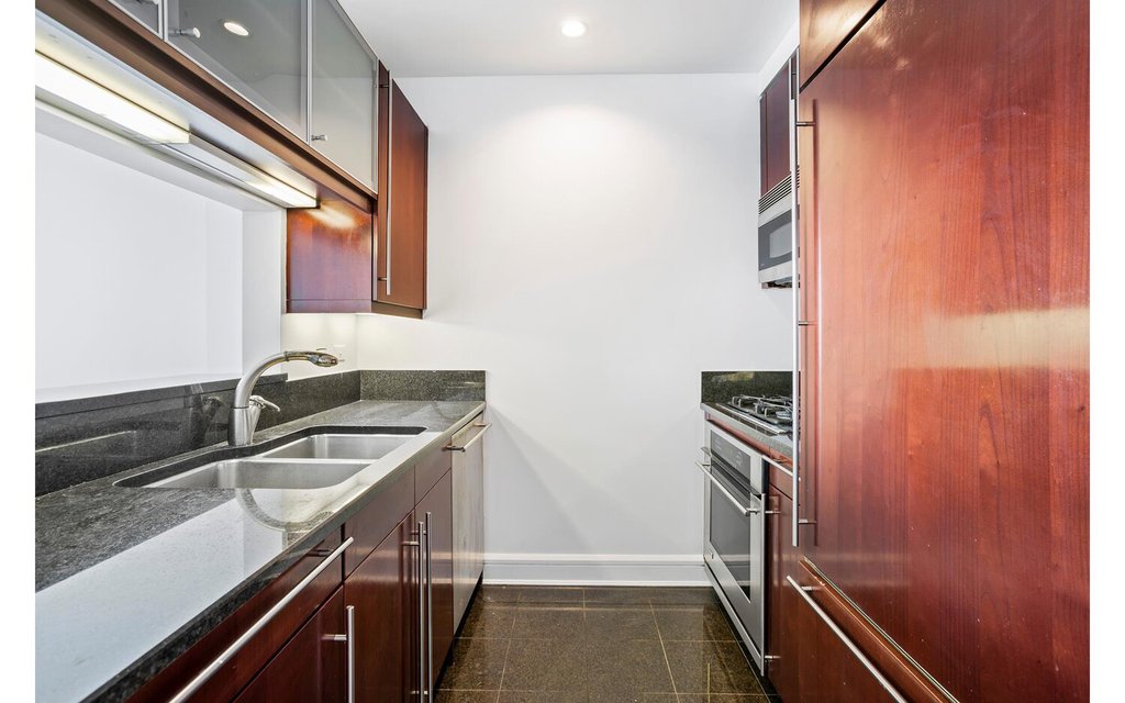 240 Riverside Boulevard, Unit 3C photo 4