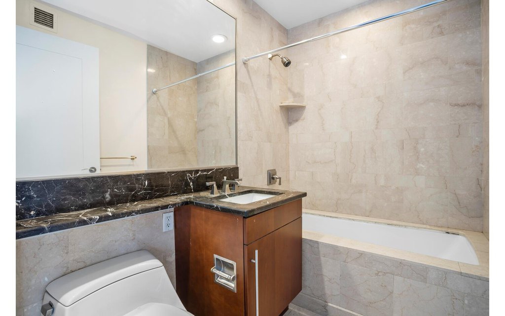 240 Riverside Boulevard, Unit 3C photo 5