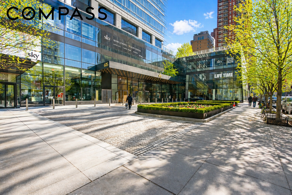 635 West 42nd Street, Unit 23E photo 22