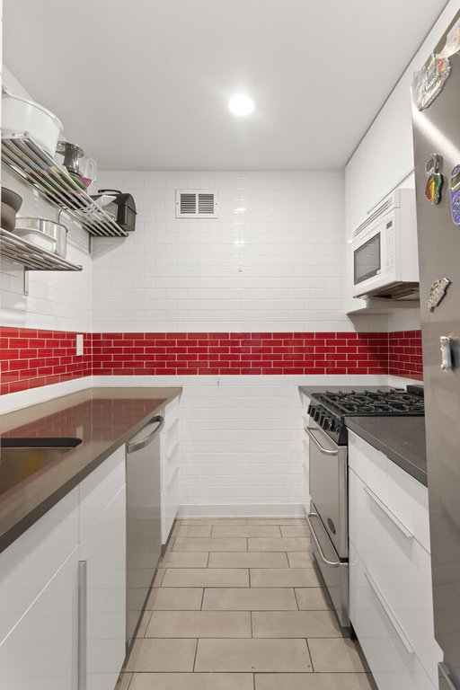 310 East 46th Street, Unit 18K photo 4