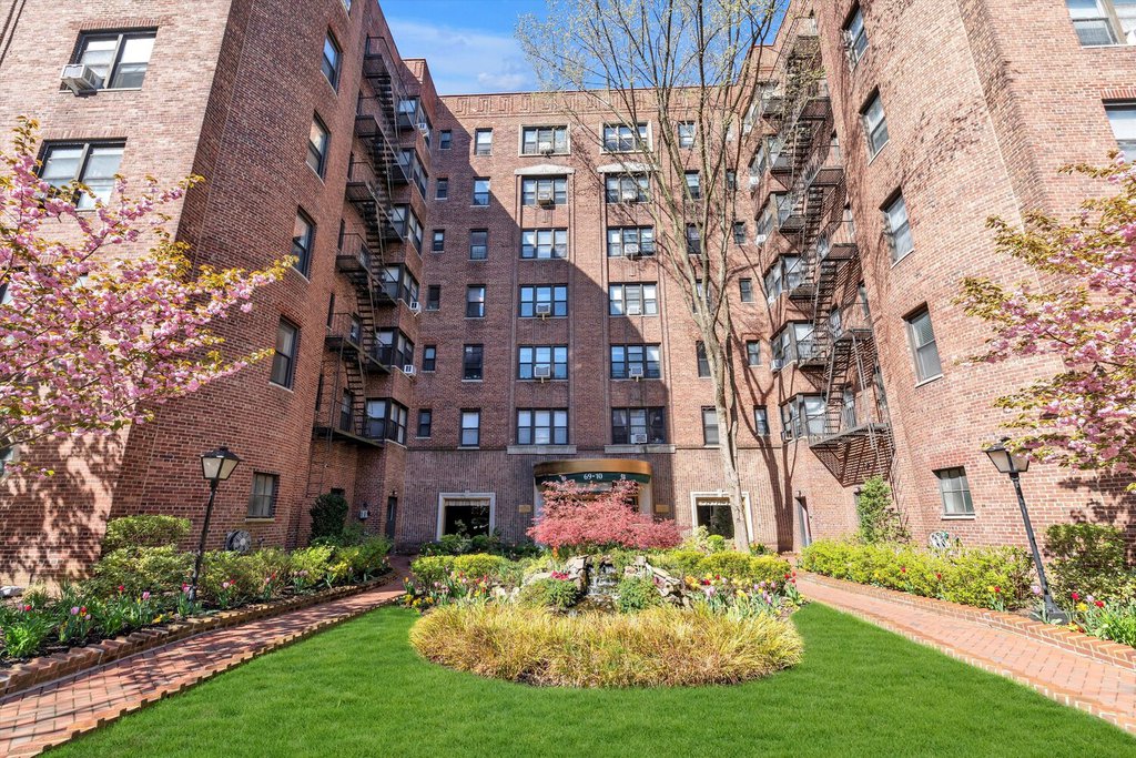 69-10 Yellowstone Boulevard, Unit 210 photo 16