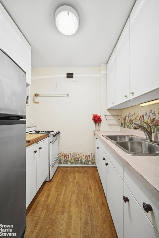 210 East 15th Street, Unit 2D photo 5