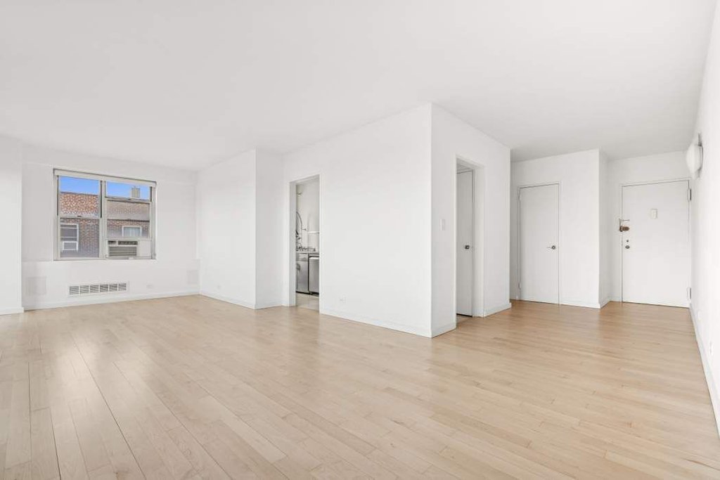570 Grand Street, Unit J2004 photo 9