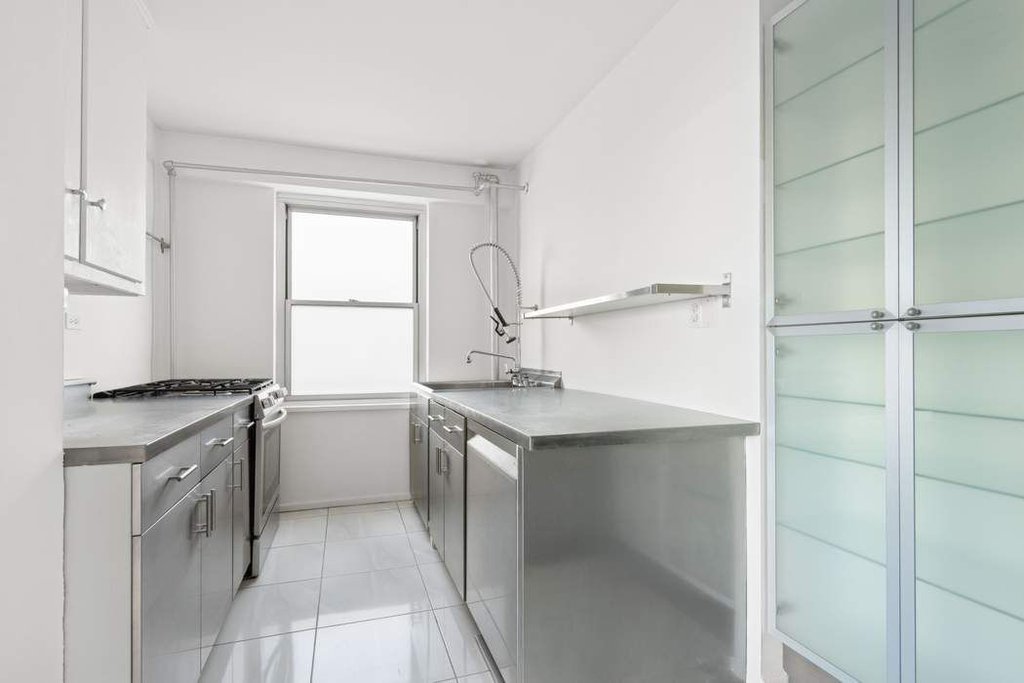 570 Grand Street, Unit J2004 photo 11