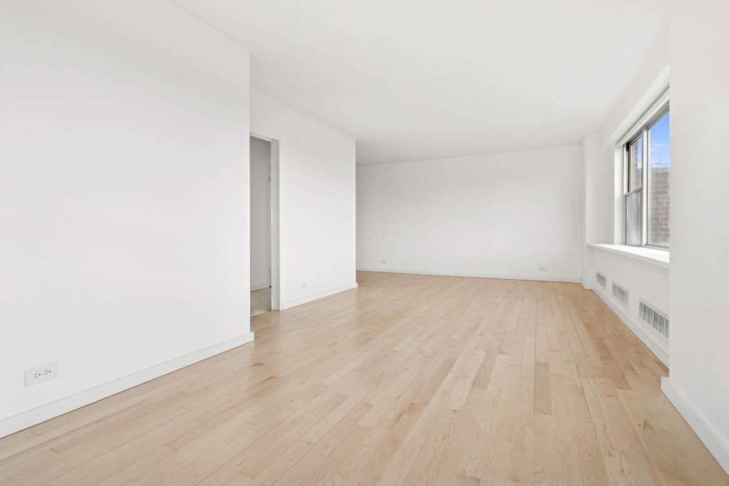 570 Grand Street, Unit J2004 photo 12