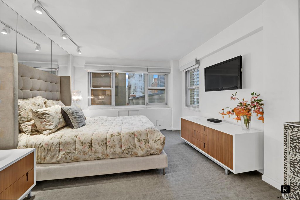 153 East 57th Street, Unit 21B photo 3