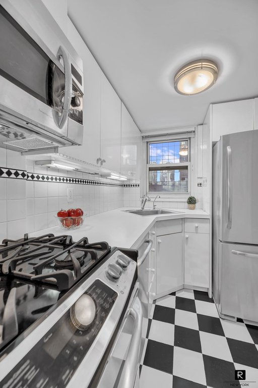 153 East 57th Street, Unit 21B photo 4