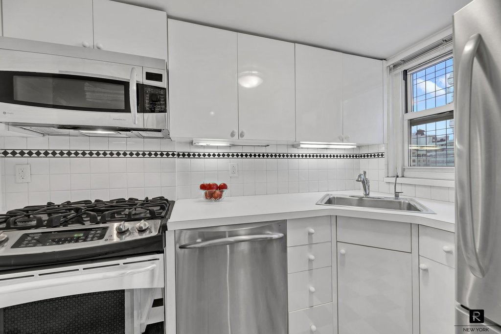 153 East 57th Street, Unit 21B photo 5