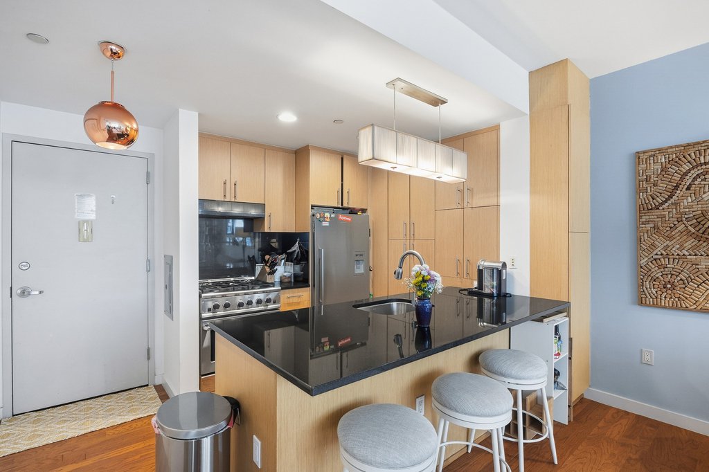 5-49 Borden Avenue, Unit J6 photo 2