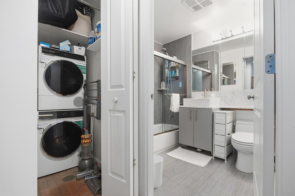 5-49 Borden Avenue, Unit J6 photo 5