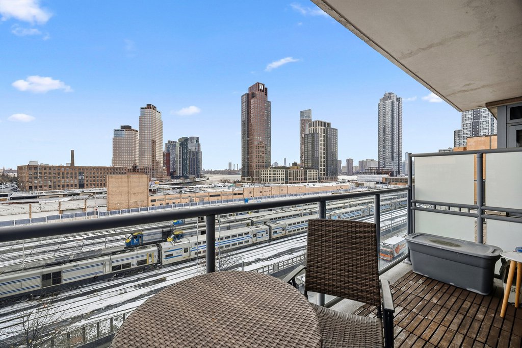 5-49 Borden Avenue, Unit J6 photo 8