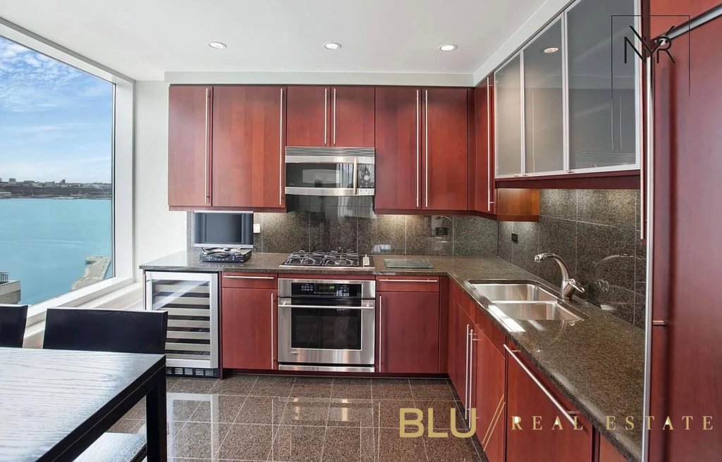 240 Riverside Boulevard, Unit 17BC photo 3