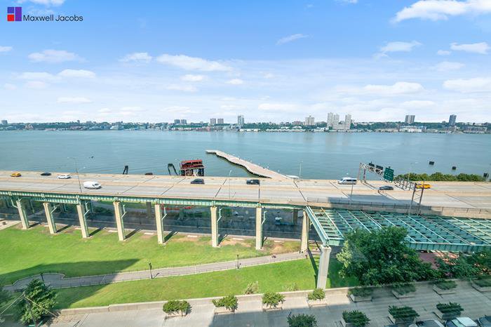 200 Riverside Boulevard, Unit 10L
