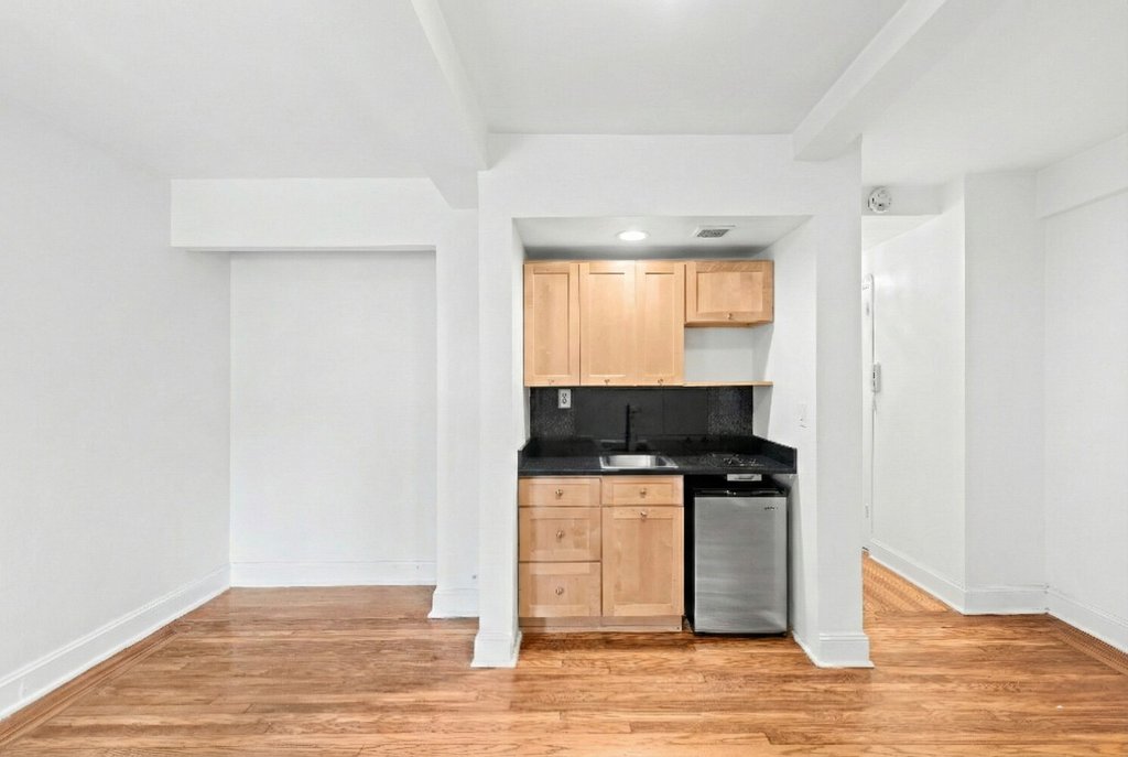 25 Tudor City Place, Unit 1009 photo 3