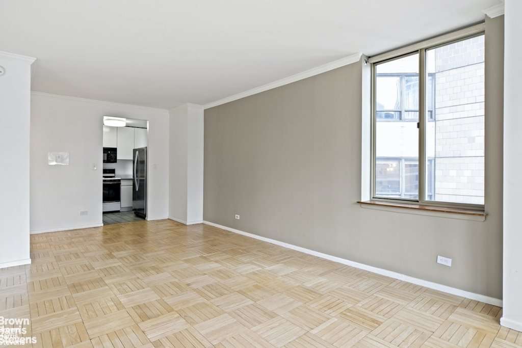 236 East 47th Street, Unit 21B photo 4