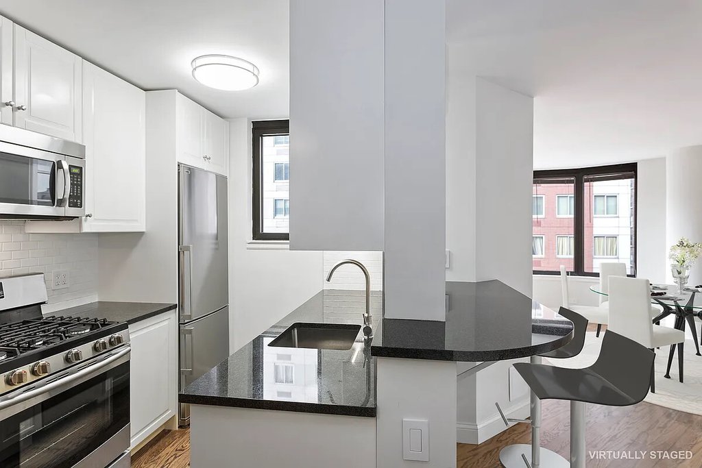 330 East 38th Street, Unit 8E photo 3