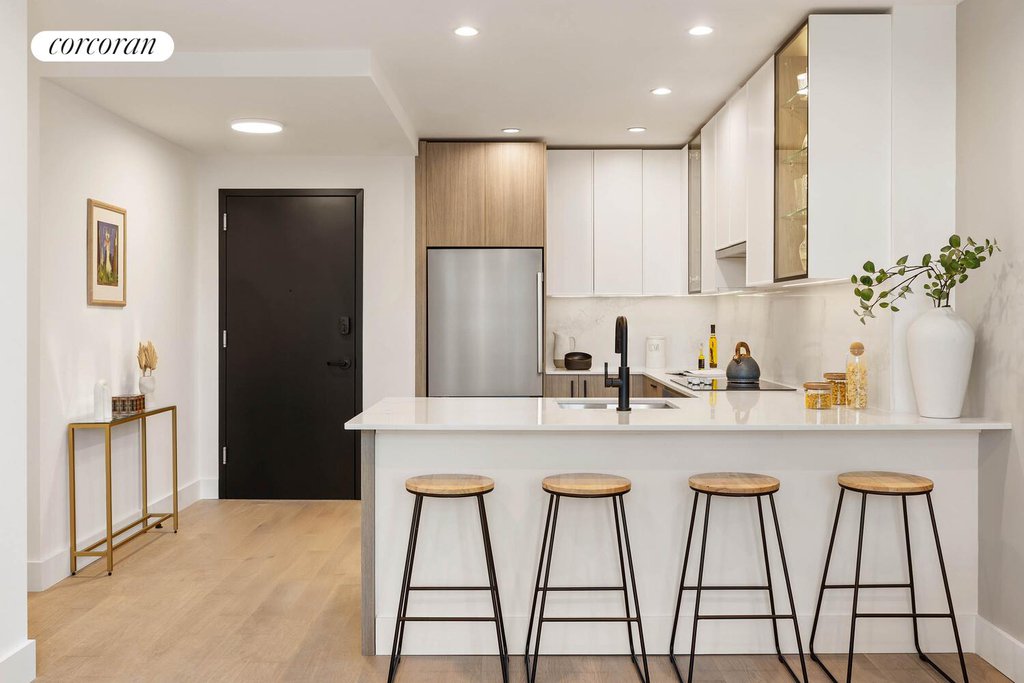 25-23 Newtown Avenue, Unit PHA photo 2