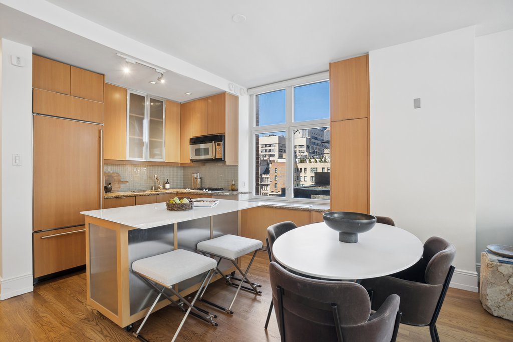 188 East 70th Street, Unit 11D photo 4