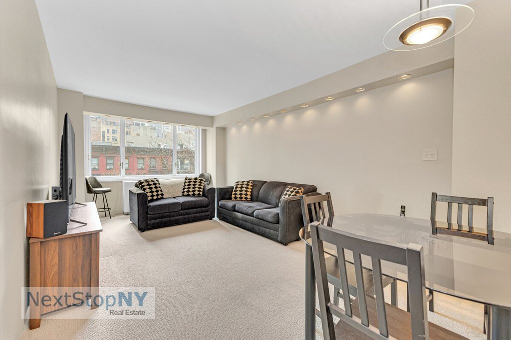 245 East 54th Street, Unit 4K photo 2