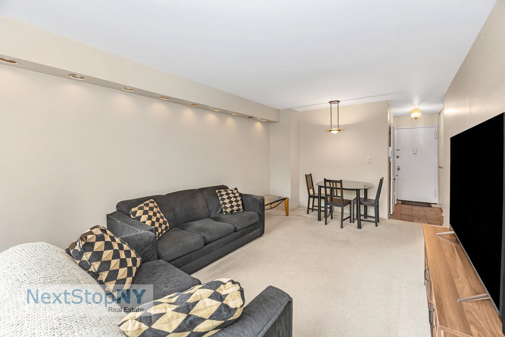 245 East 54th Street, Unit 4K photo 3