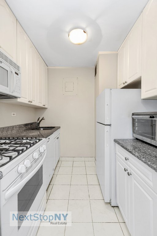 245 East 54th Street, Unit 4K photo 4
