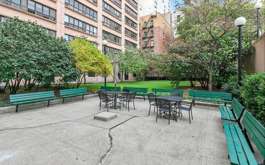 220 Manhattan Avenue, Unit 1U photo 10