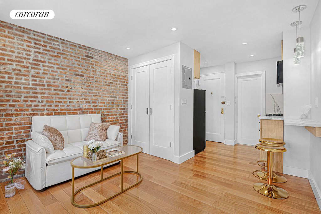 451 West 22nd Street, Unit 3R