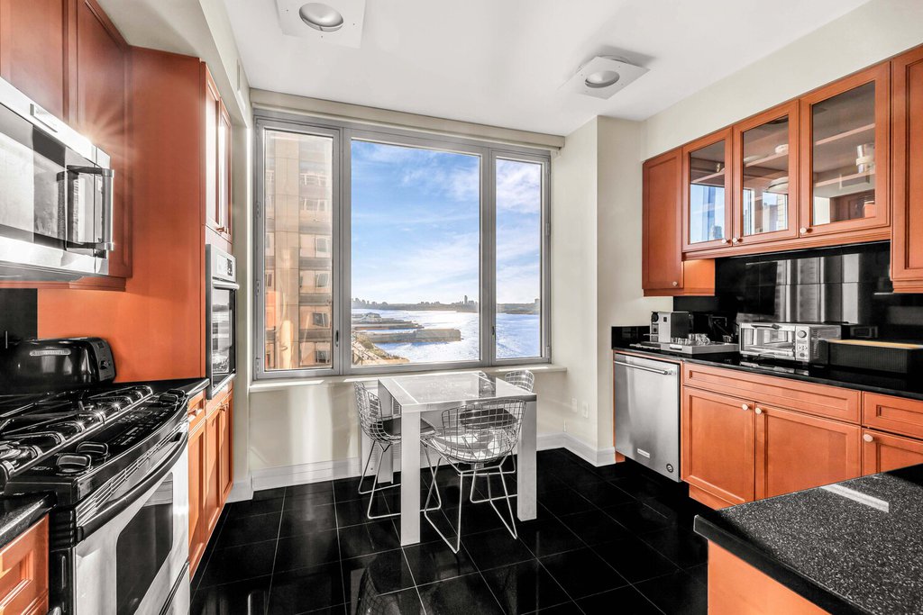 220 Riverside Boulevard, Unit 24G photo 6