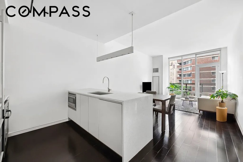 300 East 23rd Street, Unit 5B photo 4