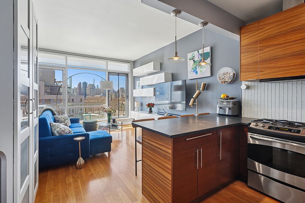 11-24 31st Avenue, Unit 6C
