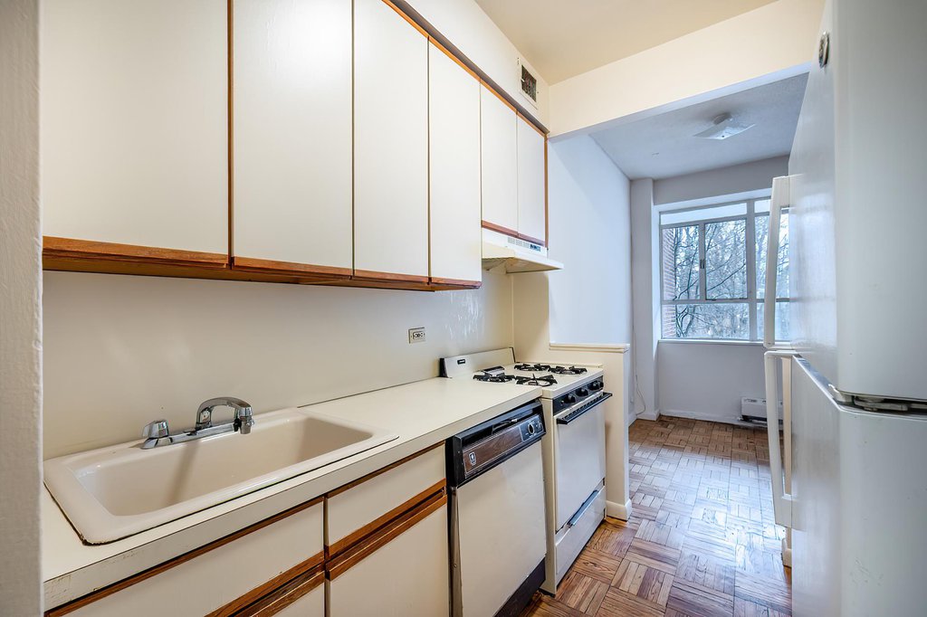 2727 Palisade Avenue, Unit 5A photo 2