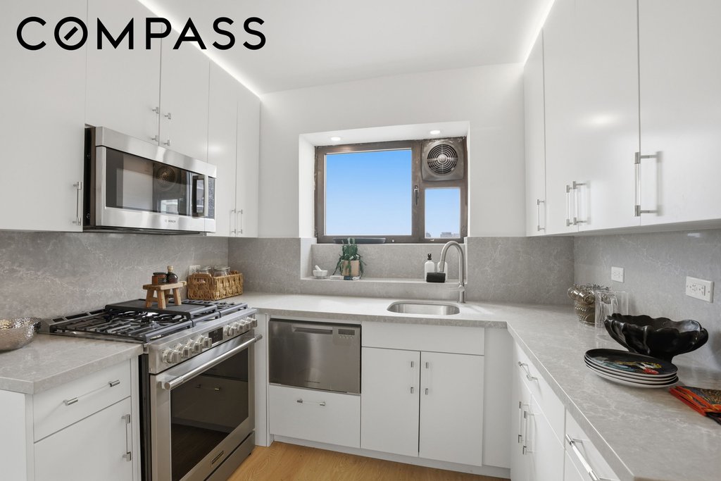 45 Sutton Place South, Unit 12L photo 8